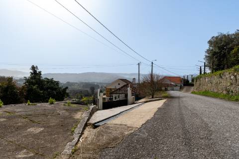 Moradia com vista panorâmica, espaço exterior generoso e enorme potencial em Távora, Arcos de Valdevez