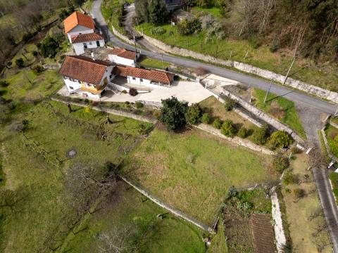 Moradia com vista panorâmica, espaço exterior generoso e enorme potencial em Távora, Arcos de Valdevez