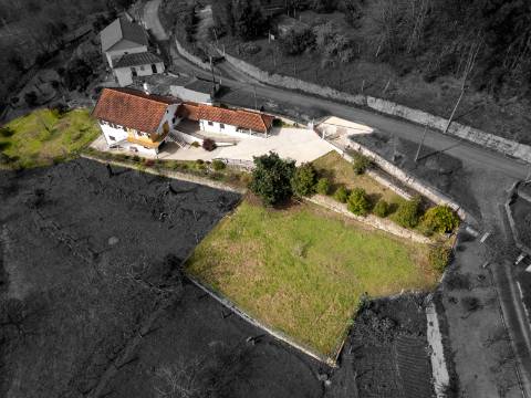 Moradia com vista panorâmica, espaço exterior generoso e enorme potencial em Távora, Arcos de Valdevez