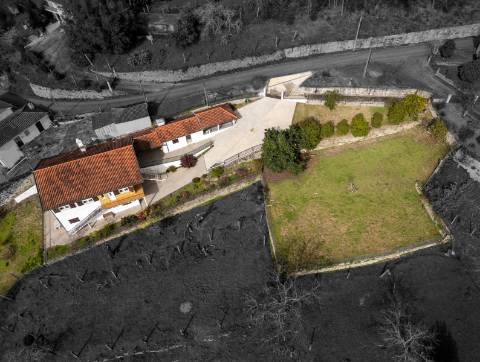 Moradia com vista panorâmica, espaço exterior generoso e enorme potencial em Távora, Arcos de Valdevez