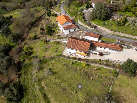 Moradia com vista panorâmica, espaço exterior generoso e enorme potencial em Távora, Arcos de Valdevez