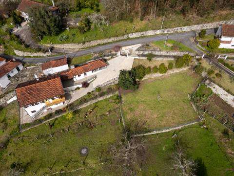 Moradia com vista panorâmica, espaço exterior generoso e enorme potencial em Távora, Arcos de Valdevez