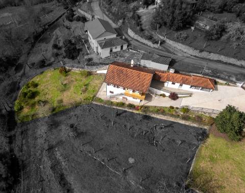 Moradia com vista panorâmica, espaço exterior generoso e enorme potencial em Távora, Arcos de Valdevez