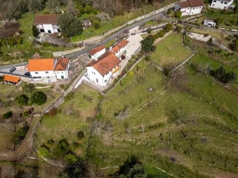 Moradia com vista panorâmica, espaço exterior generoso e enorme potencial em Távora, Arcos de Valdevez