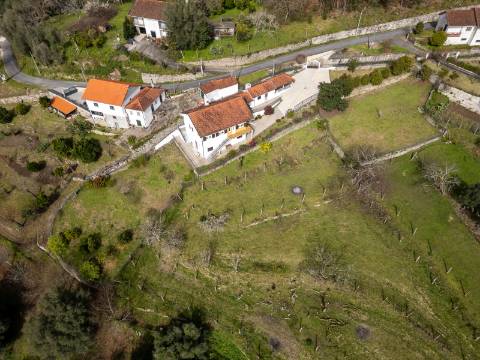 Moradia com vista panorâmica, espaço exterior generoso e enorme potencial em Távora, Arcos de Valdevez