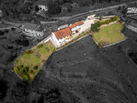 Moradia com vista panorâmica, espaço exterior generoso e enorme potencial em Távora, Arcos de Valdevez