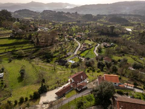 Moradia com vista panorâmica, espaço exterior generoso e enorme potencial em Távora, Arcos de Valdevez