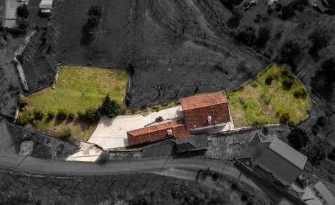 Moradia com vista panorâmica, espaço exterior generoso e enorme potencial em Távora, Arcos de Valdevez