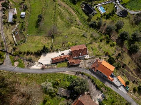 Moradia com vista panorâmica, espaço exterior generoso e enorme potencial em Távora, Arcos de Valdevez