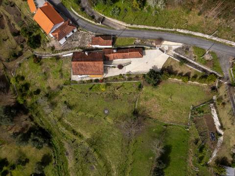 Moradia com vista panorâmica, espaço exterior generoso e enorme potencial em Távora, Arcos de Valdevez