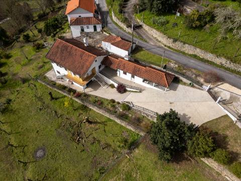 Moradia com vista panorâmica, espaço exterior generoso e enorme potencial em Távora, Arcos de Valdevez