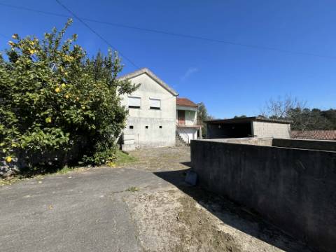 Moradia T3 com adega e lagar - Potencial único em Rebodões, Ponte de Lima