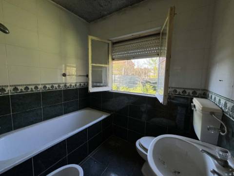 Moradia T3 com adega e lagar - Potencial único em Rebodões, Ponte de Lima