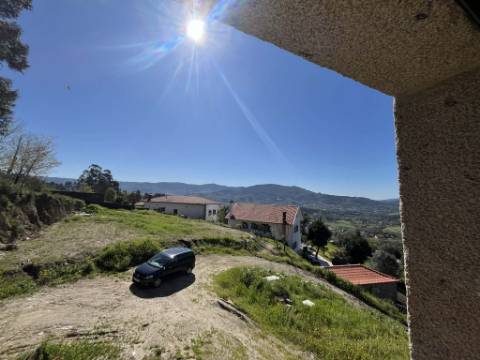 Moradia T3 com potencial incrível em Refóios do Lima