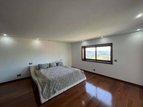 Moradia T3 com potencial incrível em Refóios do Lima