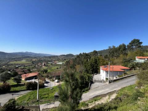 Moradia T3 com potencial incrível em Refóios do Lima