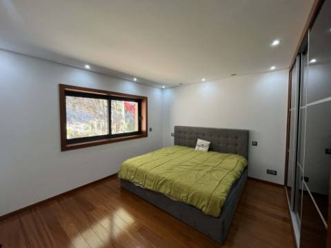Moradia T3 com potencial incrível em Refóios do Lima
