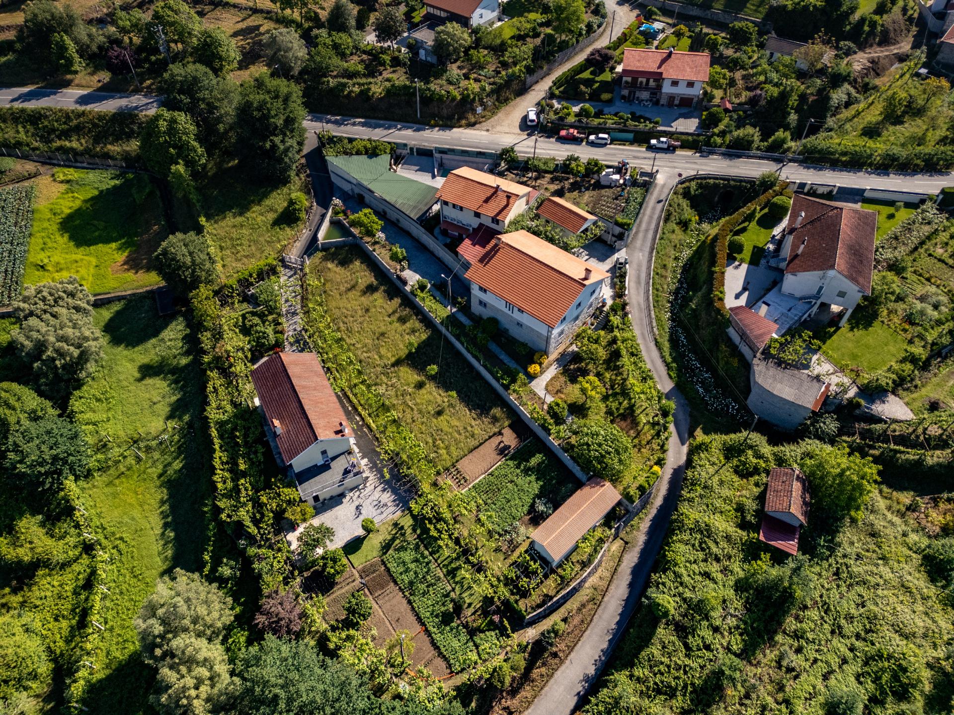Terreno em Zona de Costrução - Plano e Murado