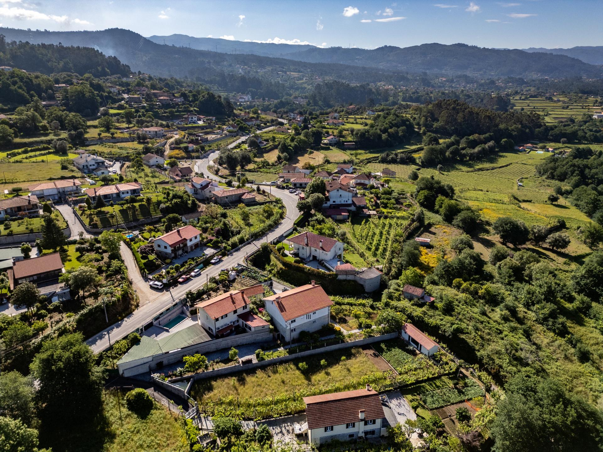 Terreno em Zona de Costrução - Plano e Murado