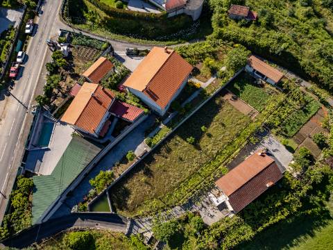Terreno em Zona de Costrução - Plano e Murado