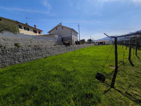 Terreno em Zona de Costrução - Plano e Murado