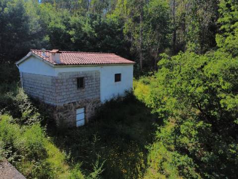 Quinta Isolada com Água de Mina e Dependência Agrícola em Arcos de Valdevez