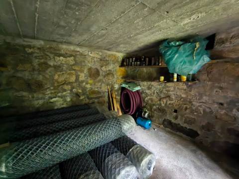 Quinta Isolada com Água de Mina e Dependência Agrícola em Arcos de Valdevez