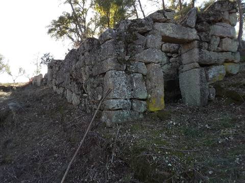 Ruína com 14.500 m² de Terreno - Cachão, Possacos, Valpaços
