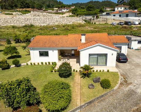Moradia V3 Térrea Moderna em Guilhadeses, Arcos de Valdevez