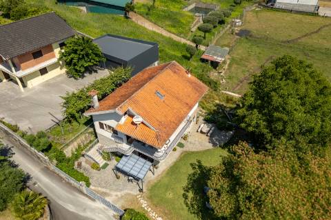 Moradia T5 com Acesso Direto ao Rio Vez