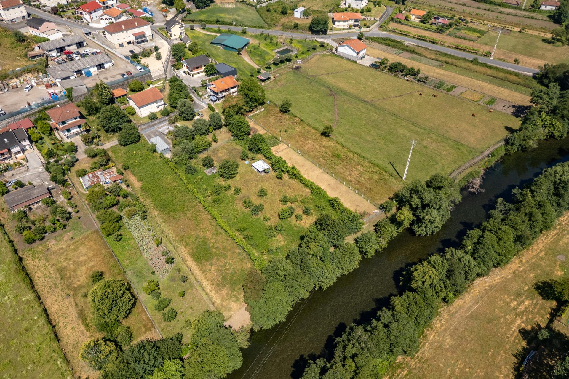 Moradia T5 com Acesso Direto ao Rio Vez