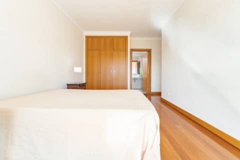 Apartamento T2 na Ajuda para arrendamento