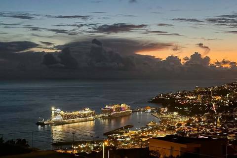 Moradia de luxo contemporânea com vista mar - Funchal