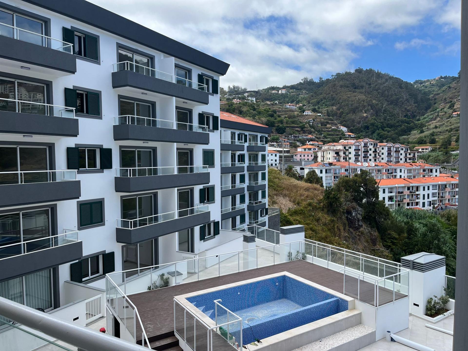 Apartamento T2 no Caniço com estacionamento e arrecadação