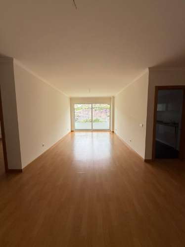 Apartamento T2 no Caniço com estacionamento e arrecadação