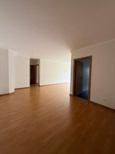Apartamento T2 no Caniço com estacionamento e arrecadação