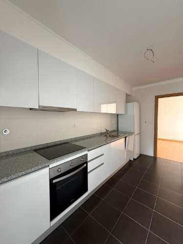 Apartamento T2 no Caniço com estacionamento e arrecadação