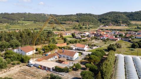 Fantástica Moradia T3 de arquitetura tradicional, num lote de 15.560m2