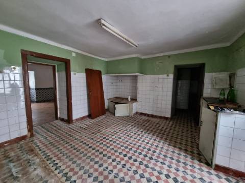 Moradia no Centro Histórico de Mafra com projeto para reabilitação total