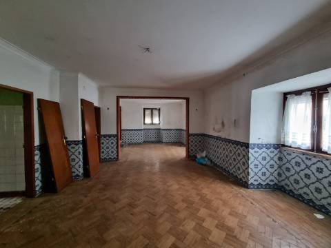 Moradia no Centro Histórico de Mafra com projeto para reabilitação total