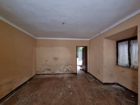 Moradia no Centro Histórico de Mafra com projeto para reabilitação total