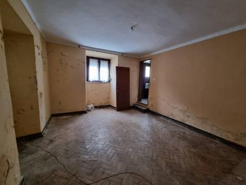 Moradia no Centro Histórico de Mafra com projeto para reabilitação total