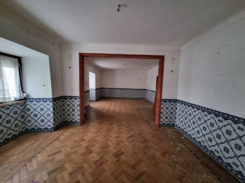 Moradia no Centro Histórico de Mafra com projeto para reabilitação total