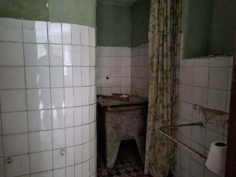 Moradia no Centro Histórico de Mafra com projeto para reabilitação total