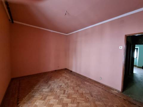 Moradia no Centro Histórico de Mafra com projeto para reabilitação total