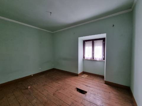 Moradia no Centro Histórico de Mafra com projeto para reabilitação total