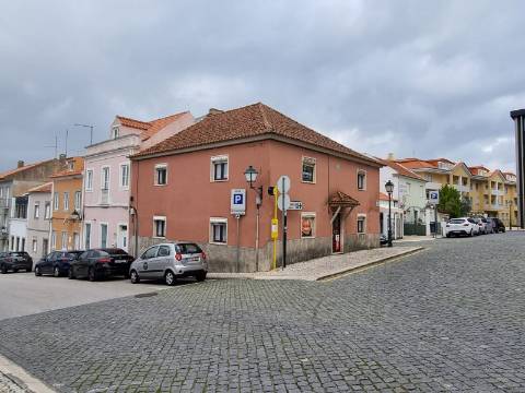 Moradia no Centro Histórico de Mafra com projeto para reabilitação total