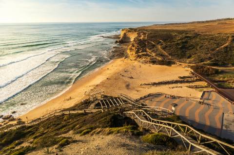 MORADIA T3+1 INSERIDA EM CONDOMÍNIO COM PISCINA JUNTO AO CENTRO DA VILA DA ERICEIRA