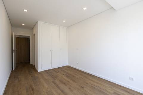 Apartamento T2 com piscina no rooftop com excelente vista de mar no centro da vila da Ericeira