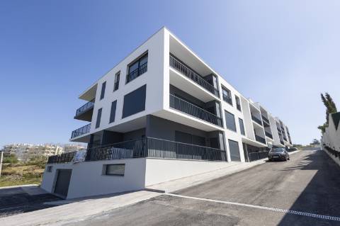 Apartamento T2 com piscina no rooftop com excelente vista de mar no centro da vila da Ericeira